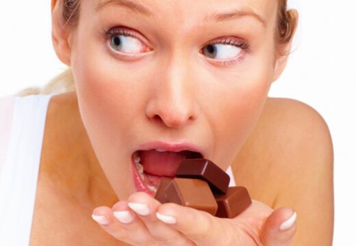 Те, кто ест шоколад, стройнее, полагают ученые